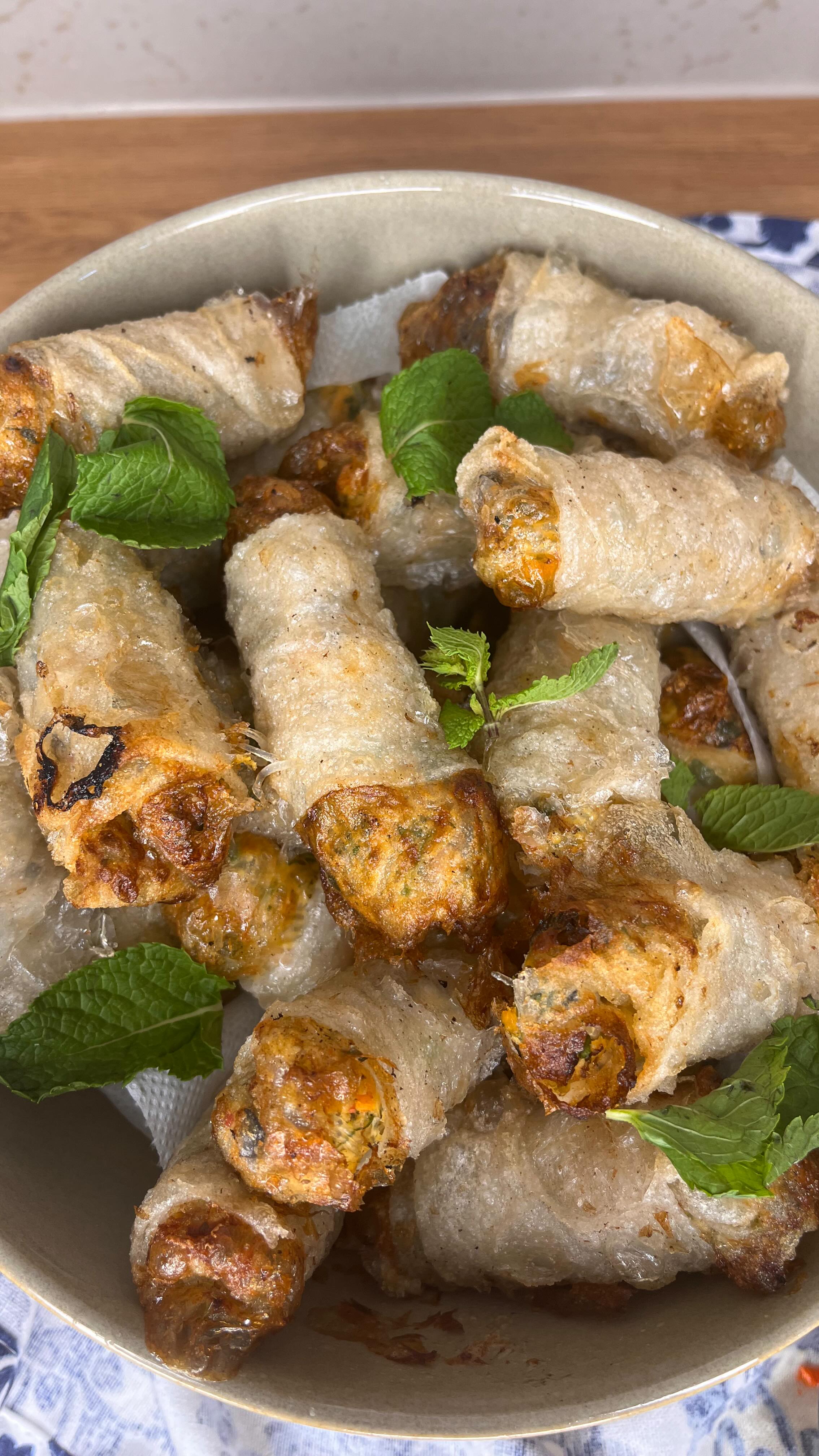 Nems fait maison tout droit sorti de l’huile et bien crousti...